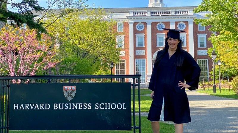 Graduada de Contador cuenta experiencia en el MBA de Harvard y en McKinsey