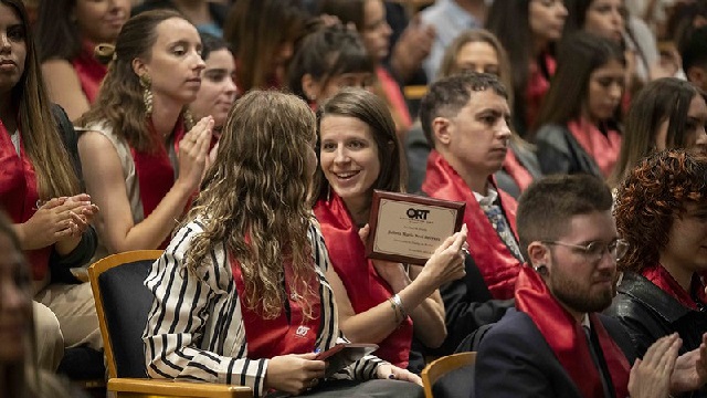 Ceremonia de graduación de carreras cortas
