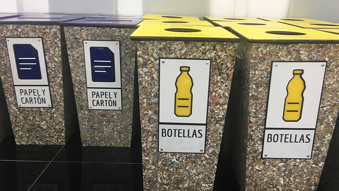 Reciclaje de papel y botellas