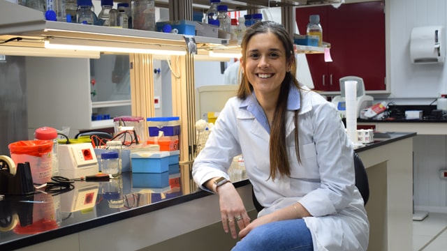 Pía Campot, a graduate in Biotechnology Engineering, was recognized by the prestigious MIT Technology Review