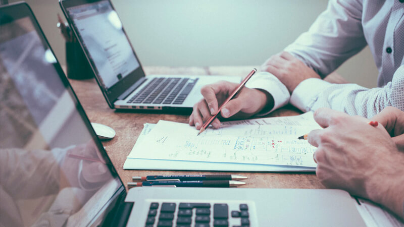 Working under pressure in organizations.