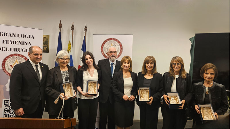 Dr. Ana Ribeiro, Ms. Clara Ost de Engelman, Dr. Ana Bianchi, and Ms. Stella Elizaga were also awarded the Artemisa Prize
