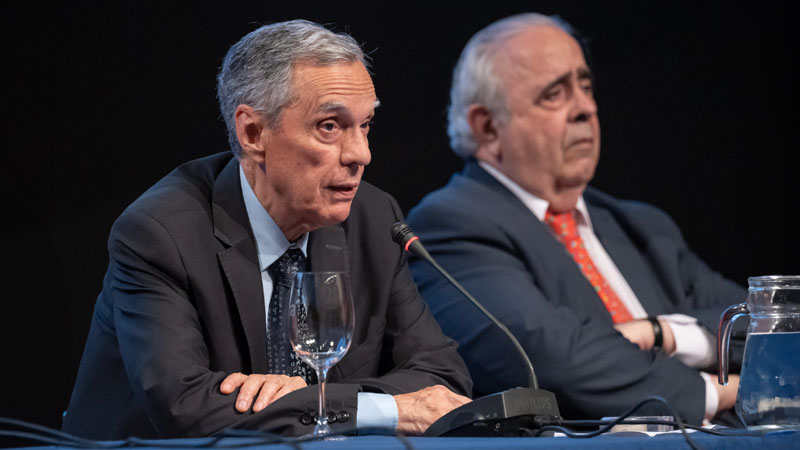 *Julio Fernández, Ph.D., and Lucio Cáceres, Ph.D., president and vice president, respectively, of the National Academy of Engineering of Uruguay, during the awards ceremony for the 2023 Thesis and Final Project Competition*