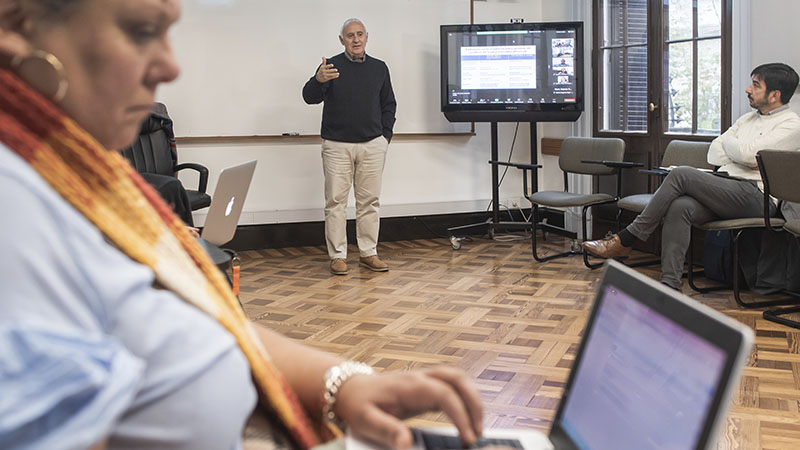 Joaquín Gairín teaching a class