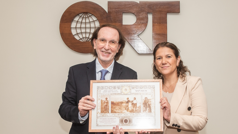 *The rector  Universidad ORT Uruguay, Dr. Jorge Grünberg, receives the Gold Certificate from the global president of the KKL, Ifat Ovadia Luski*