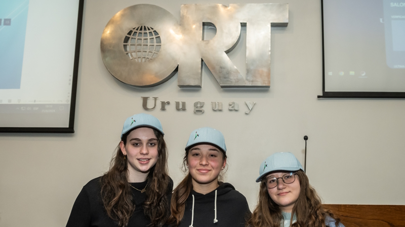 *From left to right: Dafna Buszkaniec, Noelia Banega, and Iara Schusman**