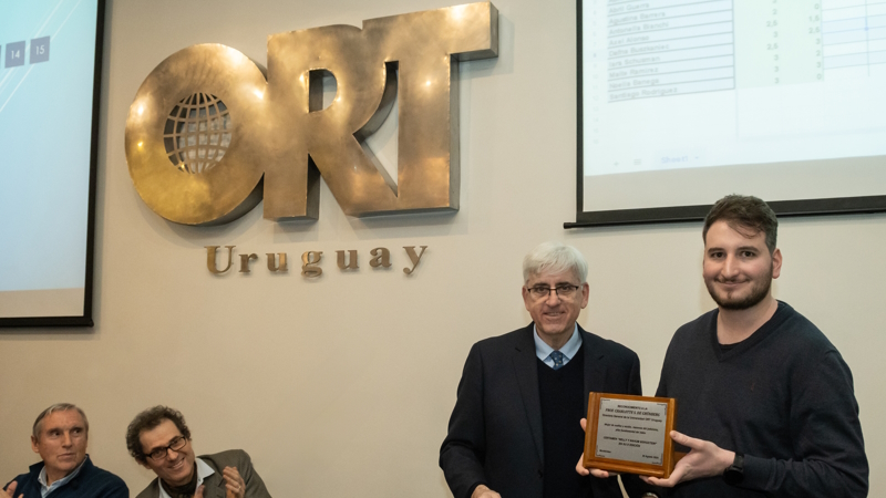 *Matías Grünberg receives an award from Dr. Gabriel Goldman*