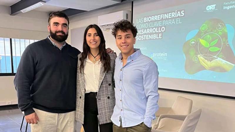*Magdalena Ripoll with the biotechnology students*