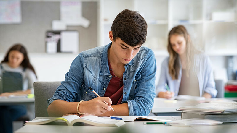 Scholarships for Academic Excellence to Pursue an undergraduate degree Uruguay