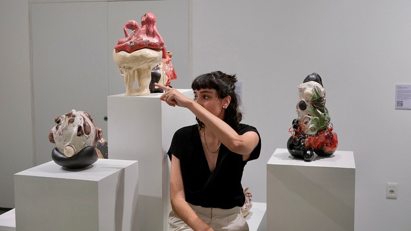 *Silvina Cortés, B.A., exhibiting her sculptures in the SUBTE*
