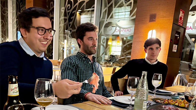 Graduates of Universidad ORT Uruguay in Valencia for a dinner to celebrate their camaraderie