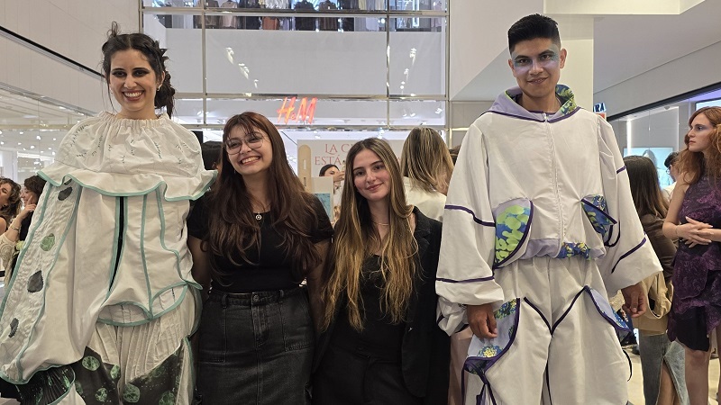 *Carmela Gervaz (left) and Agustina Mata (right) with the models wearing their designs. Source: Institut Pasteur*