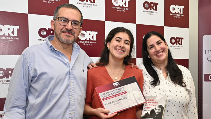 *María Elena Mieres and her parents at the awards ceremony*