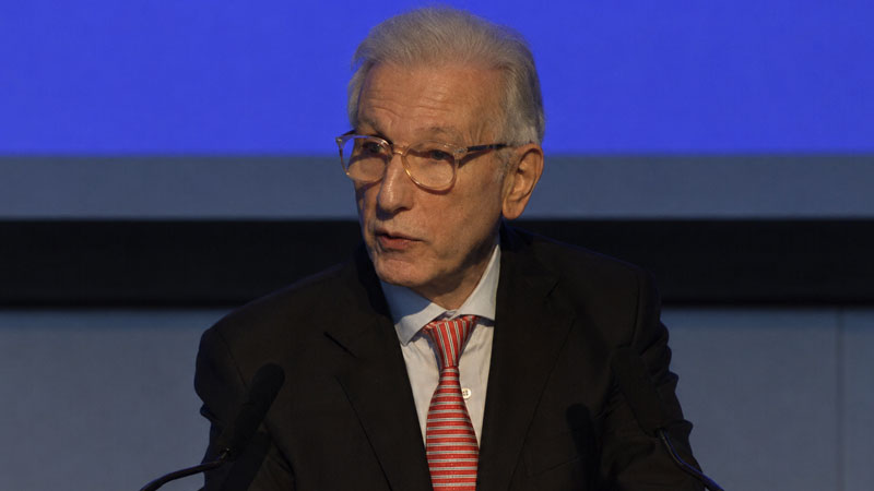 *“Don’t try to do better what machines already do very well,” said Dr. Jorge Grünberg during his lecture.*