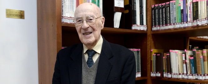 Ambassador Julio Lacarte Muró made a donation to the library