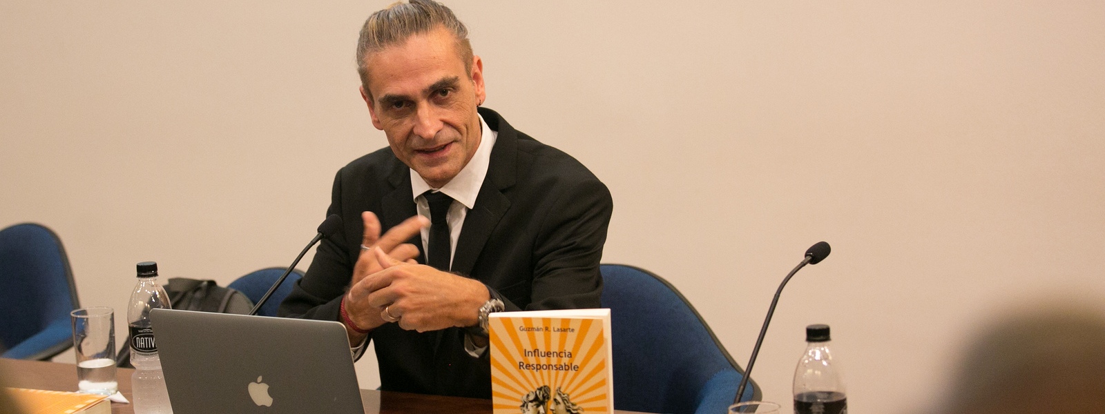 Guzmán Lasarte, who holds a bachelor's degree in Business Management and Administration, presented his book