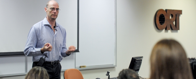 Conferencia de Rodolfo Gioscia, Gerente General de Manos del Uruguay, en ORT.