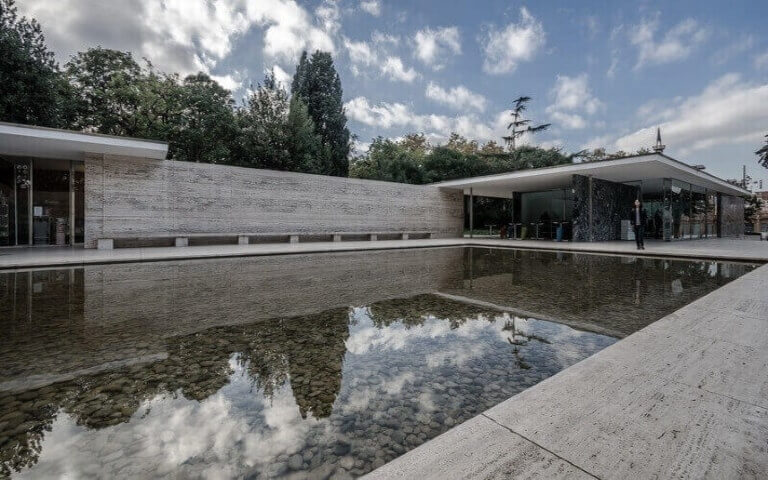*Pabellón de Alemania, diseñado por Ludwig Mies van der Rohe y Lilly Reich (1929)*