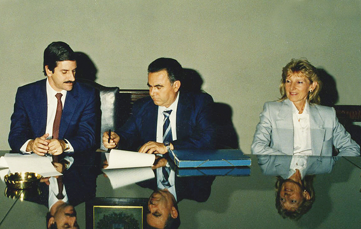 *Firma del primer convenio en mayo de 1988 con la Intendencia Municipal de Montevideo: Julio Iglesias, intendente de Montevideo de la época; Dr. Fernando Scrigna, secretario general de la Intendencia de Montevideo; y Prof. Charlotte de Grünberg, directora general de ORT Uruguay*