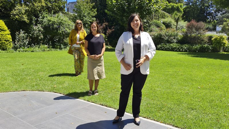 *Arq. Gabriela Pallares, Arq. Paula Rial y la embajadora Faye O'Connor.*