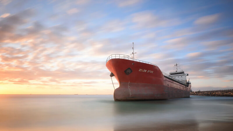 Barco encallado en el canal de Suez.