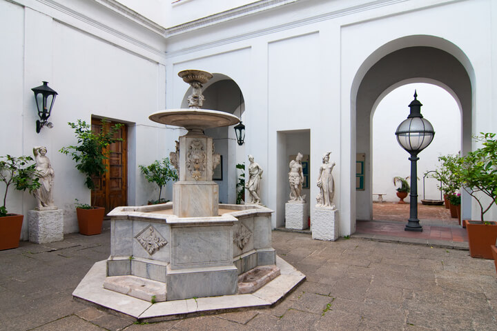 Interior del Cabildo de Montevideo, destacada obra de arquitectura uruguaya.