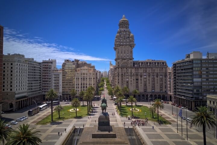 Palacio Salvo y Plaza Independencia.