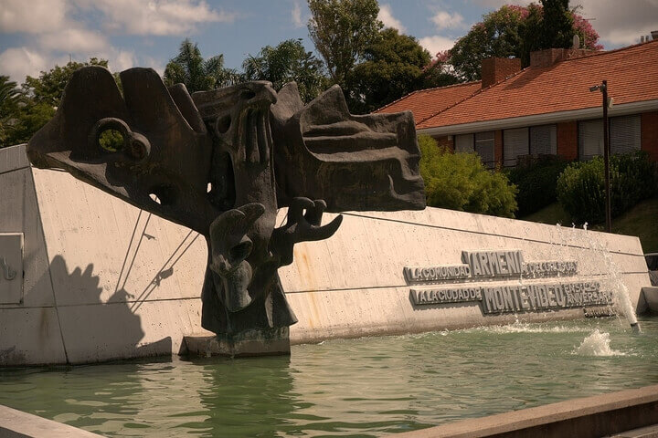 Plaza Armenia, obra de arquitectura uruguaya.