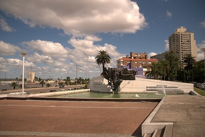 *Ubicación: Rambla Armenia, esq. 26 de Marzo. Montevideo.*