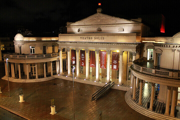 Teatro Solís por la noche.