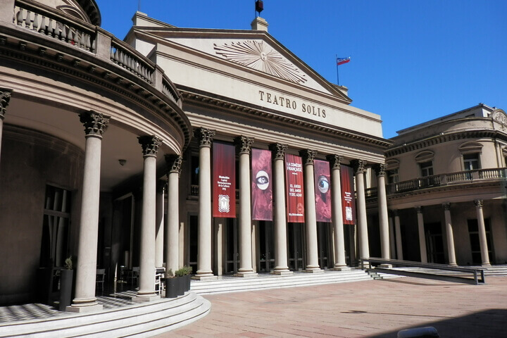 *Ubicación: Buenos Aires S/N, esq. Bartolomé Mitre. Montevideo.*