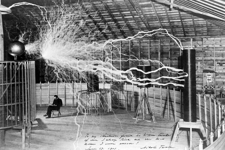 *Ingeniero eléctrico Nikola Tesla trabajando en su laboratorio en Colorado, Estados Unidos, próximo al 1900.*