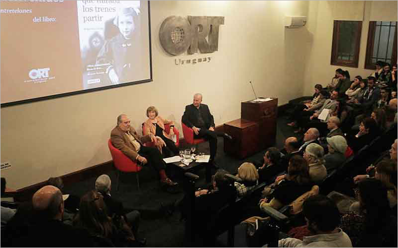 Panel "Entretelones del libro La niña que miraba los trenes partir" en ORT Pocitos