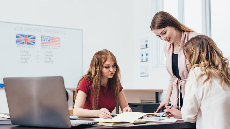 Grupo de estudiantes trabajando en equipo, en una clase de inglés