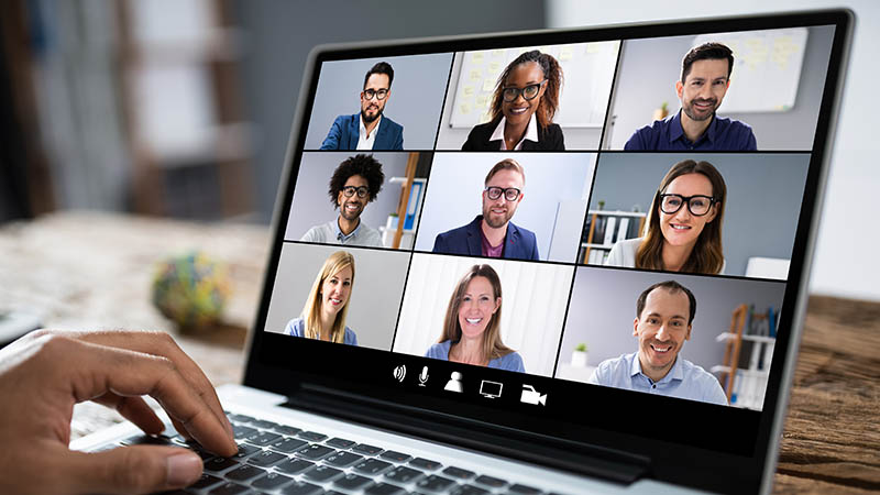 Pantalla de computadora con una videoconferencia