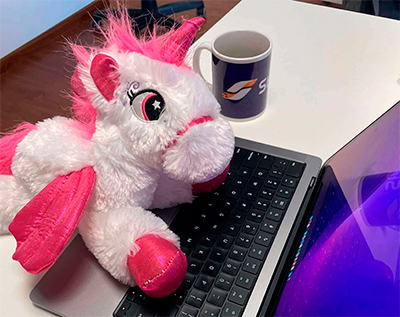 *Striky, la mascota unicornio de la empresa*