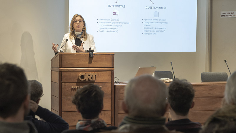 Marina Melani durante la defensa de su tesis doctoral