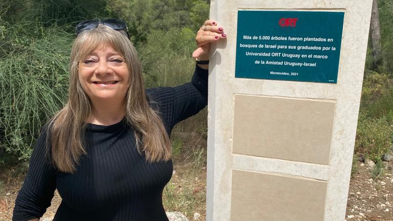 *Presidenta del Centro Recordatorio del Holocausto de Uruguay, Prof. Rita Vinocur, visitando los bosques de la amistad uruguayo-israelí en Israel*