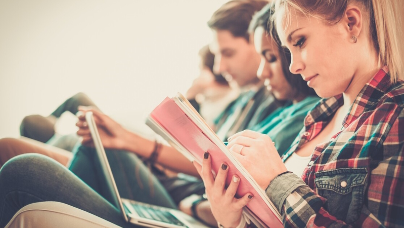 Jóvenes estudiando