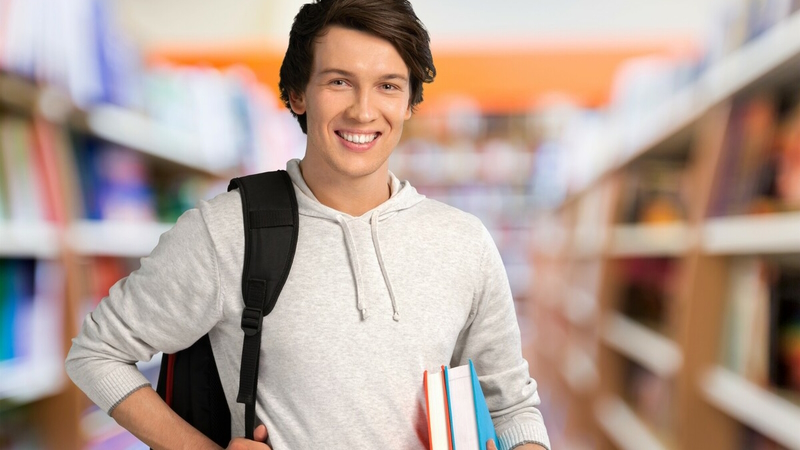 Estudiante con libros