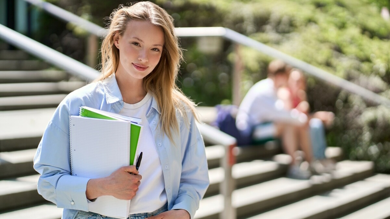 Estudiante disfruta de un día al aire libre