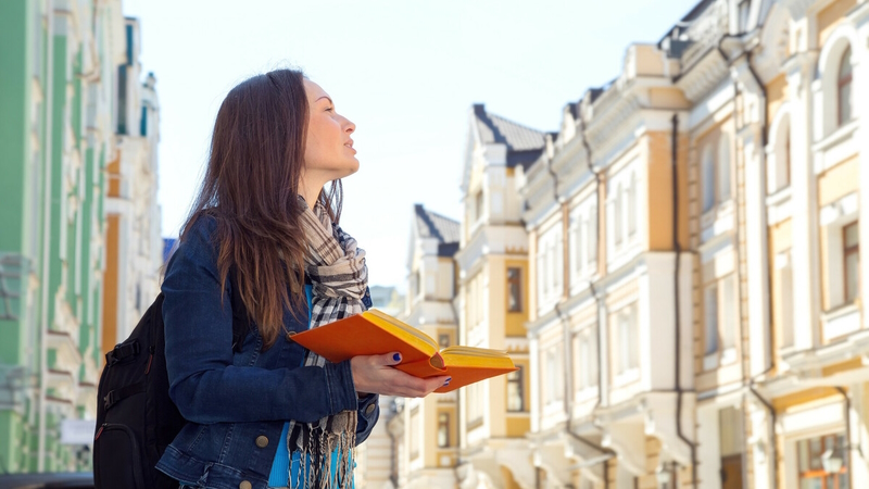 Estudiante recorriendo una ciudad