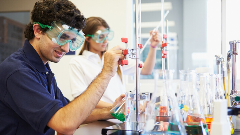 Estudiante en laboratorio de ciencias