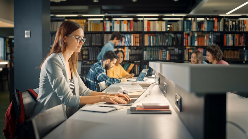 Estudiante trabajando en computadora