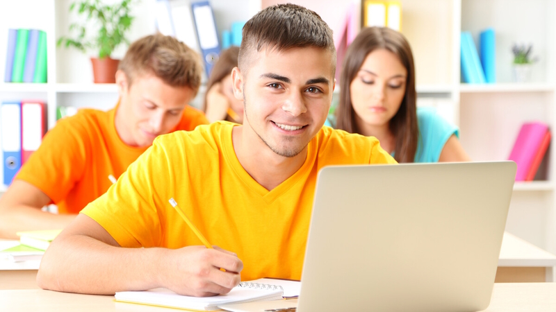 Estudiante sonriendo