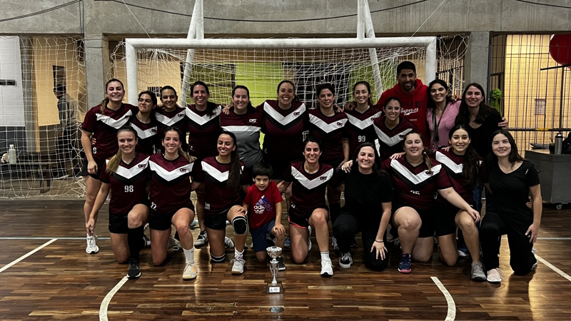 Plantel de handball femenino de ORT campeón de la Copa de Plata de la Liga ACB