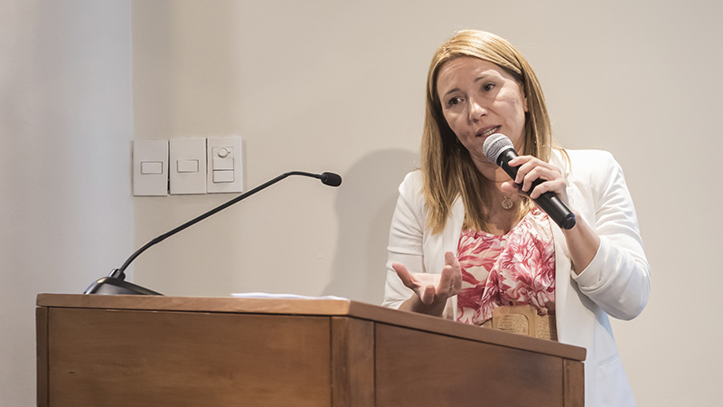 Claudia De Angelis durante la defensa de su tesis doctoral