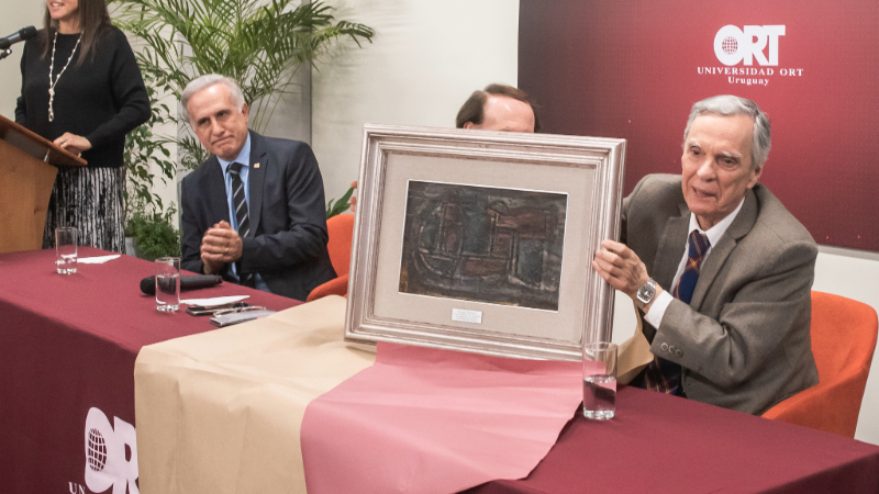 *El Ing. Julio Fernández muestra la obra de José Gurvich