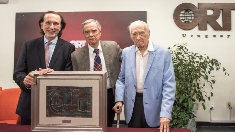 *El rector Dr. Jorge Grünberg junto al Ing. Julio Fernández y al Dr. José Grünberg