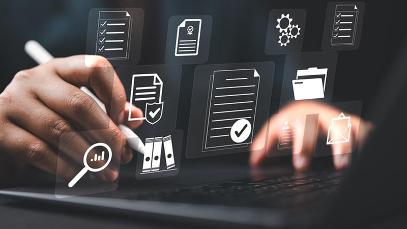 Manos trabajando en una computadora, con graficas e iconos